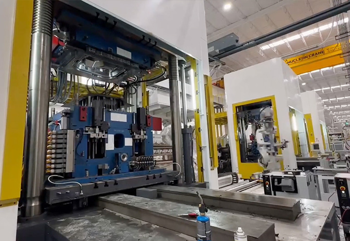 The Car Side Door Sound-Insulation Panel of 600T Vertical Injection Cinging Machine (LZ-JS6000D)